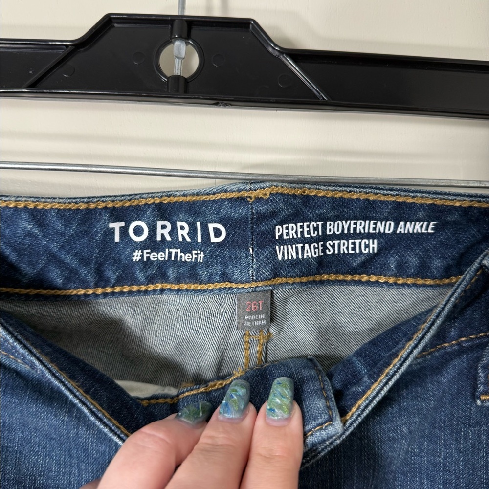 NWT Torrid Women’s‎ Boyfriend Mid-Rise Jean Plus Size 26W - Picture 2 of 10